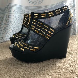 Gold and black Wedges! ♥️